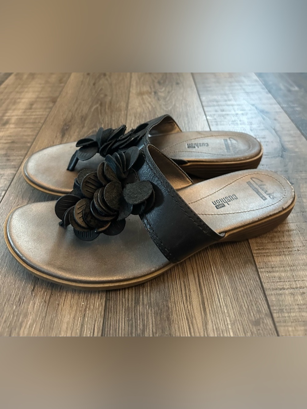 CLARKS Soft Cushion Leather Flower Sandals Thongs Sz 10 Low Wedge Slip On Black